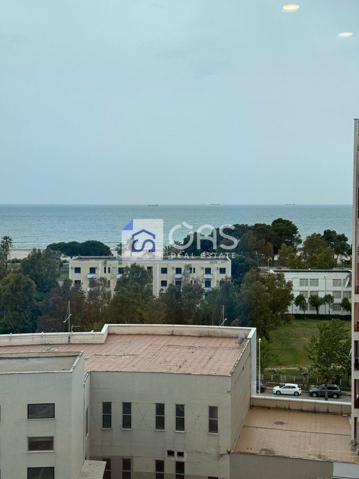 Shitet apartament 2+1 me pamje nga deti ne Durres.