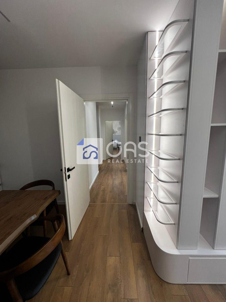 Jepet me qera super apartament 3+1+2+Verande+Parkim tek Bulevardi I Ri. 3