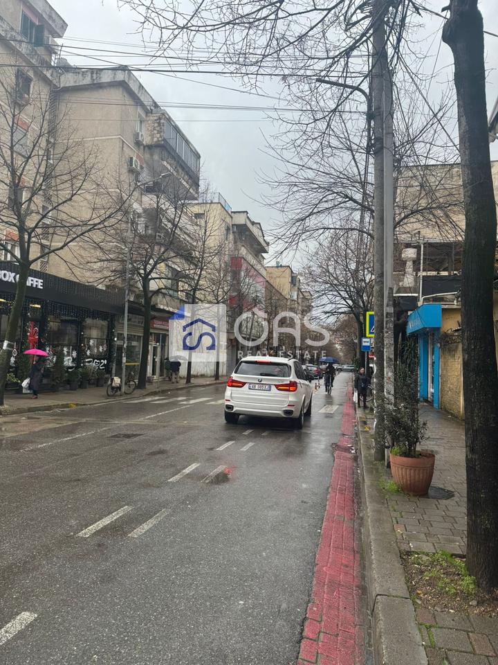 Jepet ambjent me qera tek Pazari i Ri 800 euro 2