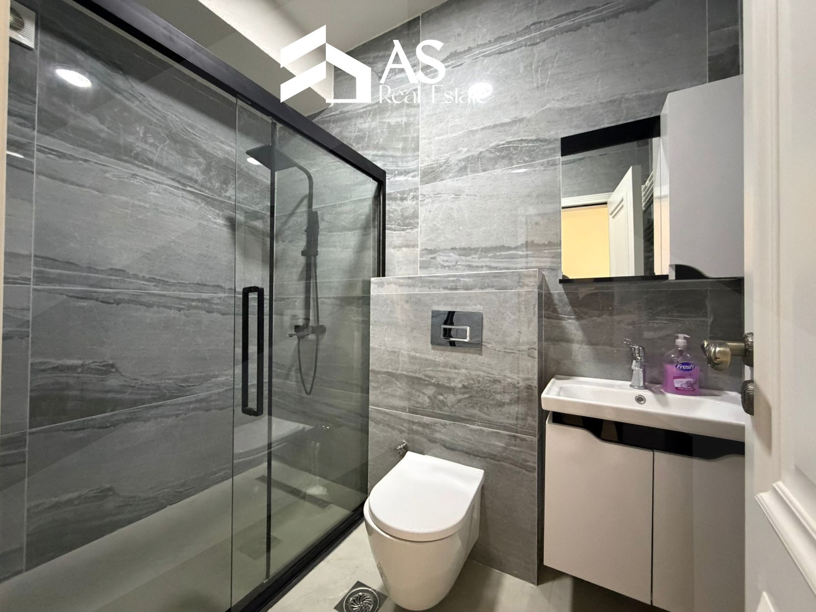 Zyre 78m² me Qira në Lakrishtë
