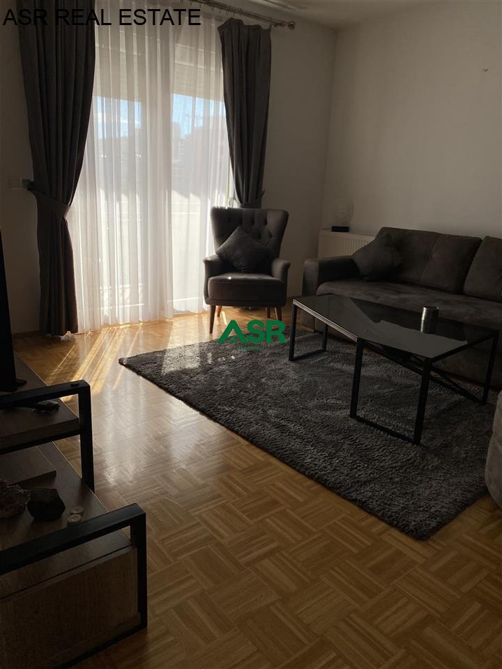 Ofrohet banesa me qira në lagjen e Spitalit, shumë afër Rruges B