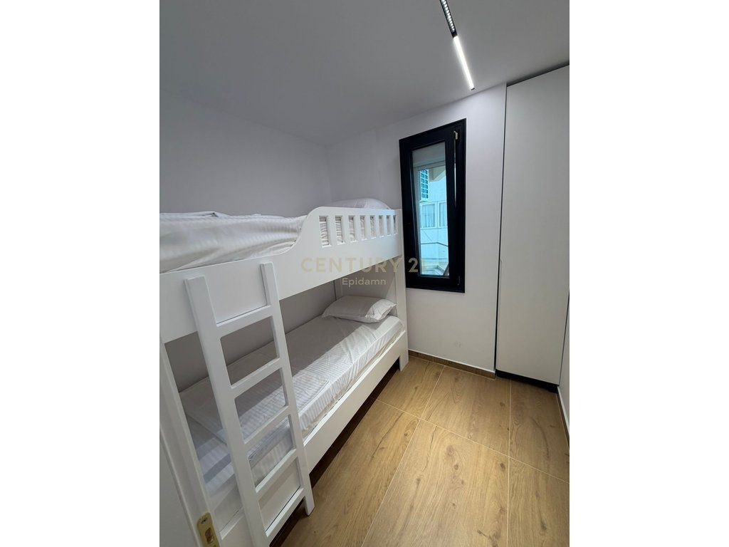 Apartament 2+1 me Qira në Vijë të Parë Bregdetare – Pamje Ballore nga Deti !