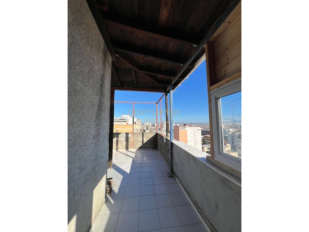 SHITET APARTAMENT 2+1+ VERANDE TE DREJTORIA E POLICISE ! 3