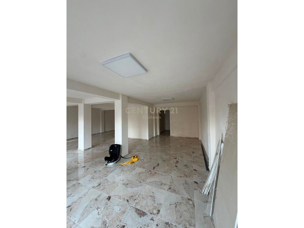 Ambient Komercial Me Qira tek Kryqi i Kuq, Durrës - 600€ | 119m² 3