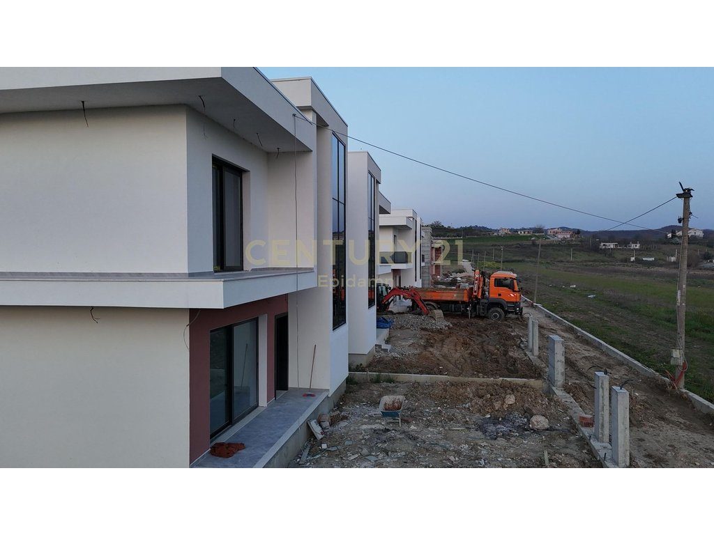 EKSKLUZIVE! SHITET VILE INDIVIDUALE ME PISHINE NE GJIRIN E LALZIT 340.000 €
MUNDESI PAGESE ME KESTE ! 4
