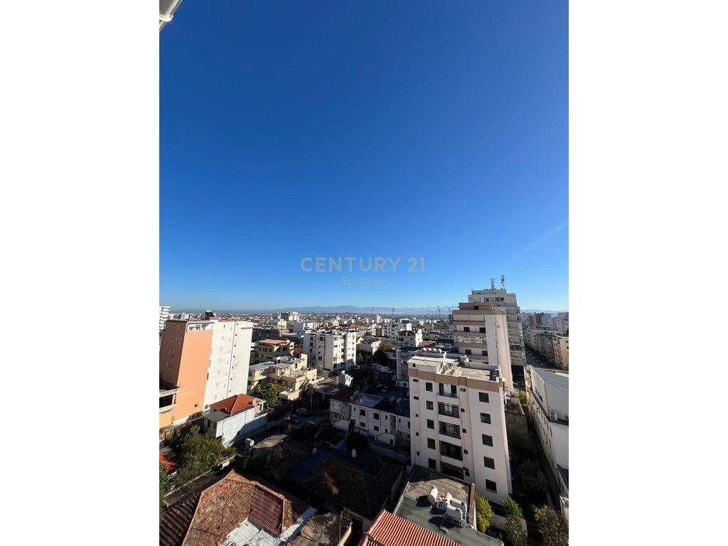 SHITET APARTAMENT 2+1+ VERANDE TE DREJTORIA E POLICISE ! 2