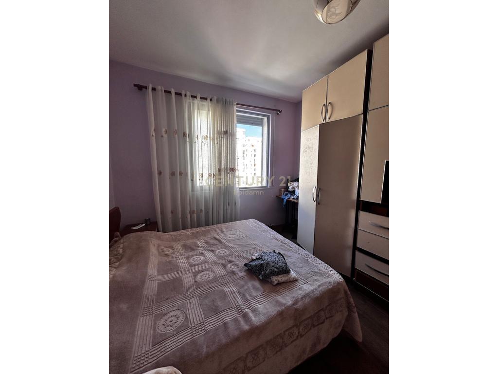 Apartament 2+1+2 në shitje pranë Tregut Industrial !