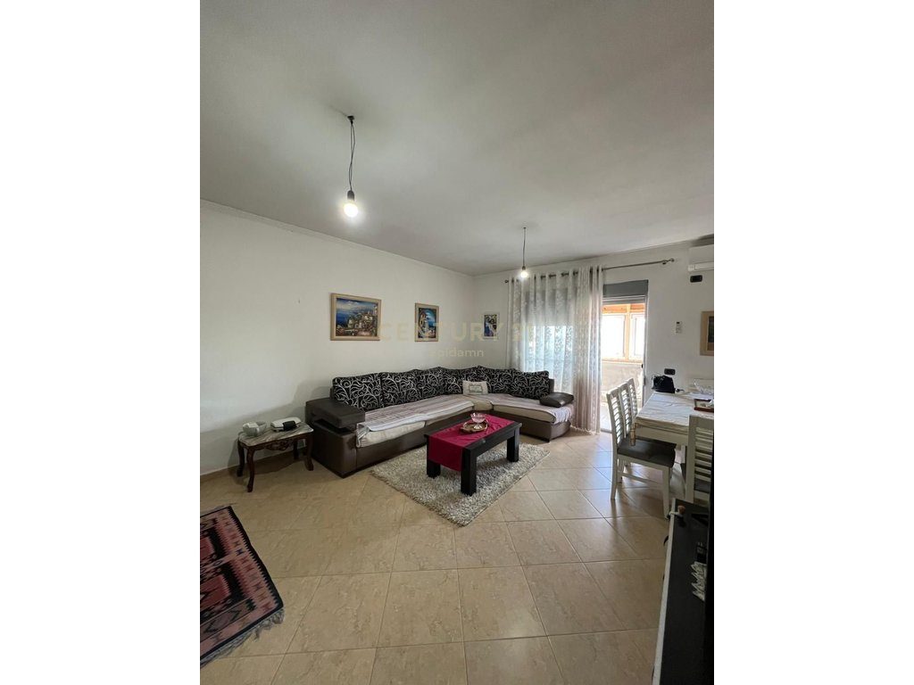 SHITET APARTAMENT 2+1+ VERANDE TE DREJTORIA E POLICISE !