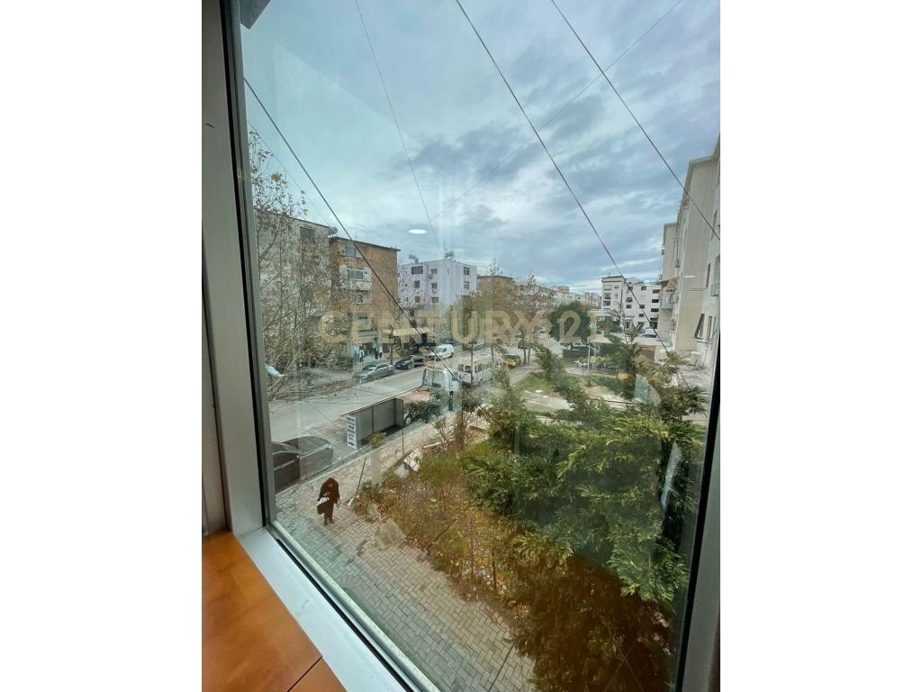 Jepet me qira ambient komercial në Lagjen Nr. 16, Durrës 2