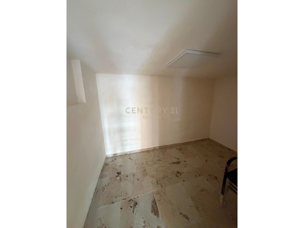 Ambient Komercial Me Qira tek Kryqi i Kuq, Durrës - 600€ | 119m²