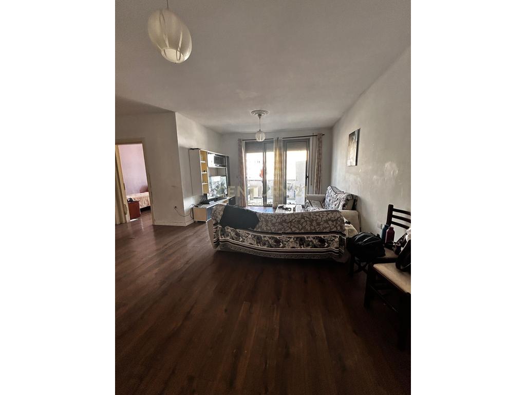 Apartament 2+1+2 në shitje pranë Tregut Industrial ! 4
