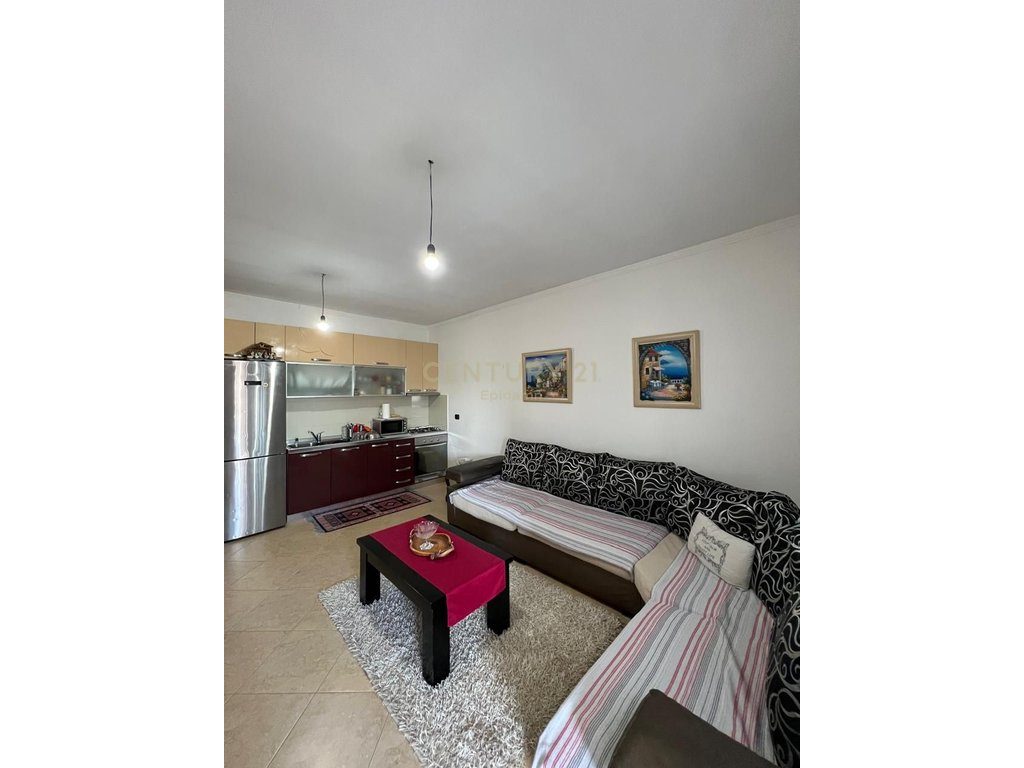 SHITET APARTAMENT 2+1+ VERANDE TE DREJTORIA E POLICISE ! 4