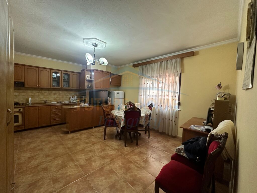 Shitet, Apartament 2+1+2, Blloku, Tiranë. 2
