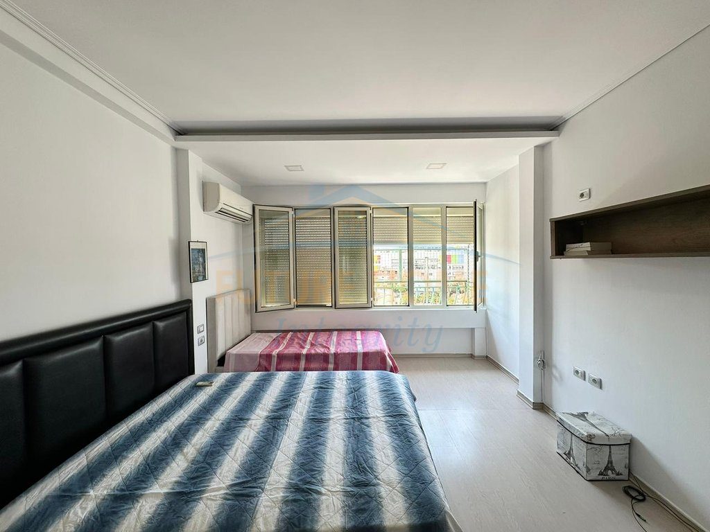 Shitet, Apartament 2+1+2, Kompleksi Grand, Tiranë.