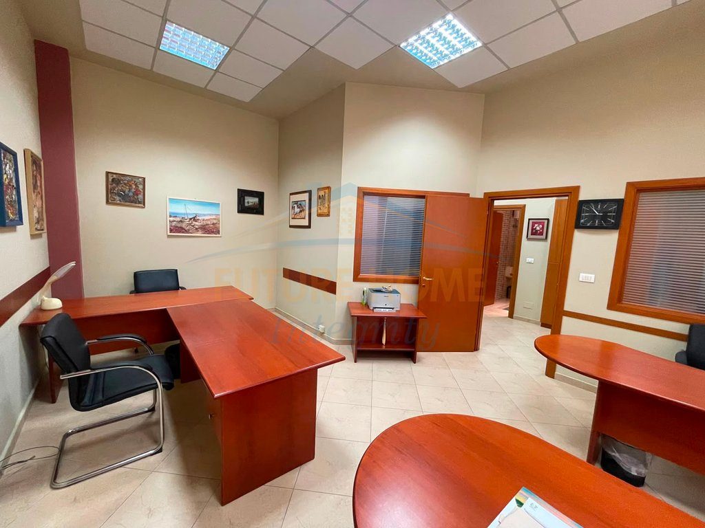 Qera, Ambient Biznesi, Myslym Shyri, Tiranë. 3