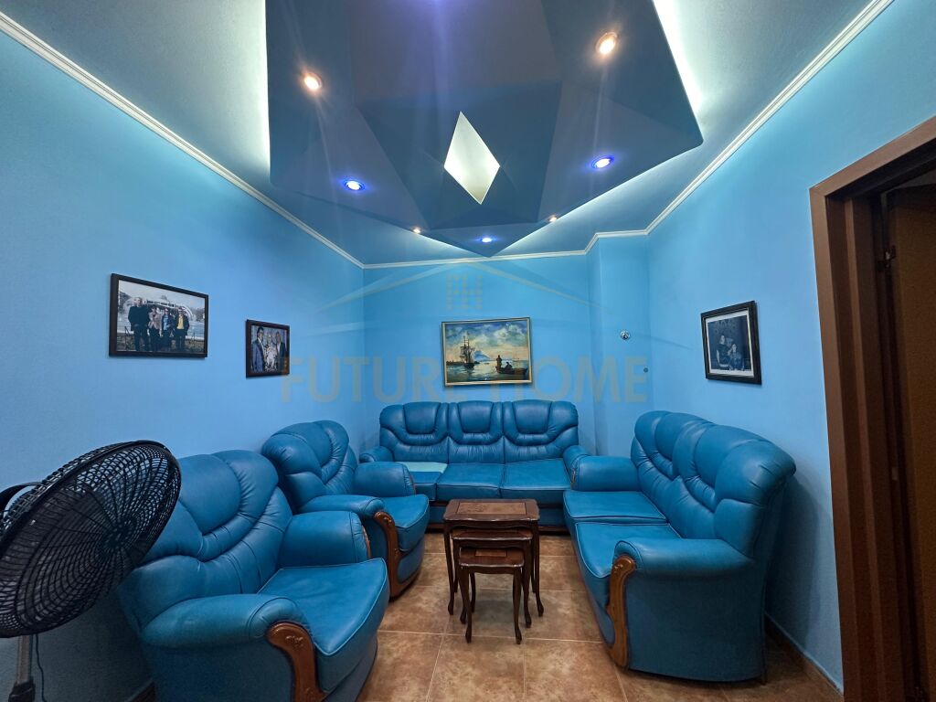 Shitet, Apartament 2+1+2, Blloku, Tiranë. 3