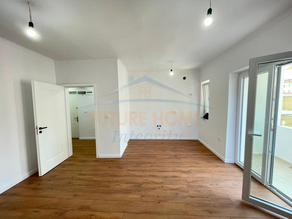 Shitet, Apartament 1+1, Shkolla e Kuqe, Tiranë. 2