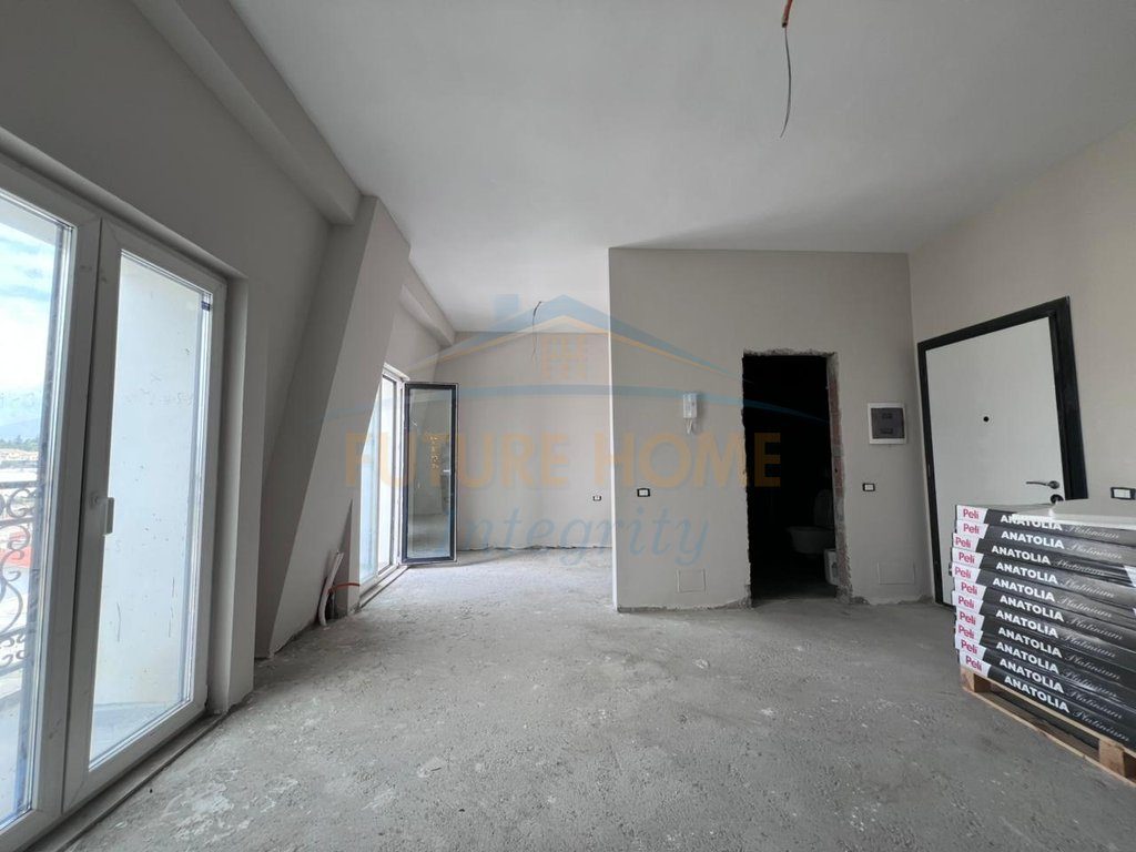 Shitet, Garsoniere, Rezidenca Porta Tirana e Re, Tiranë.
