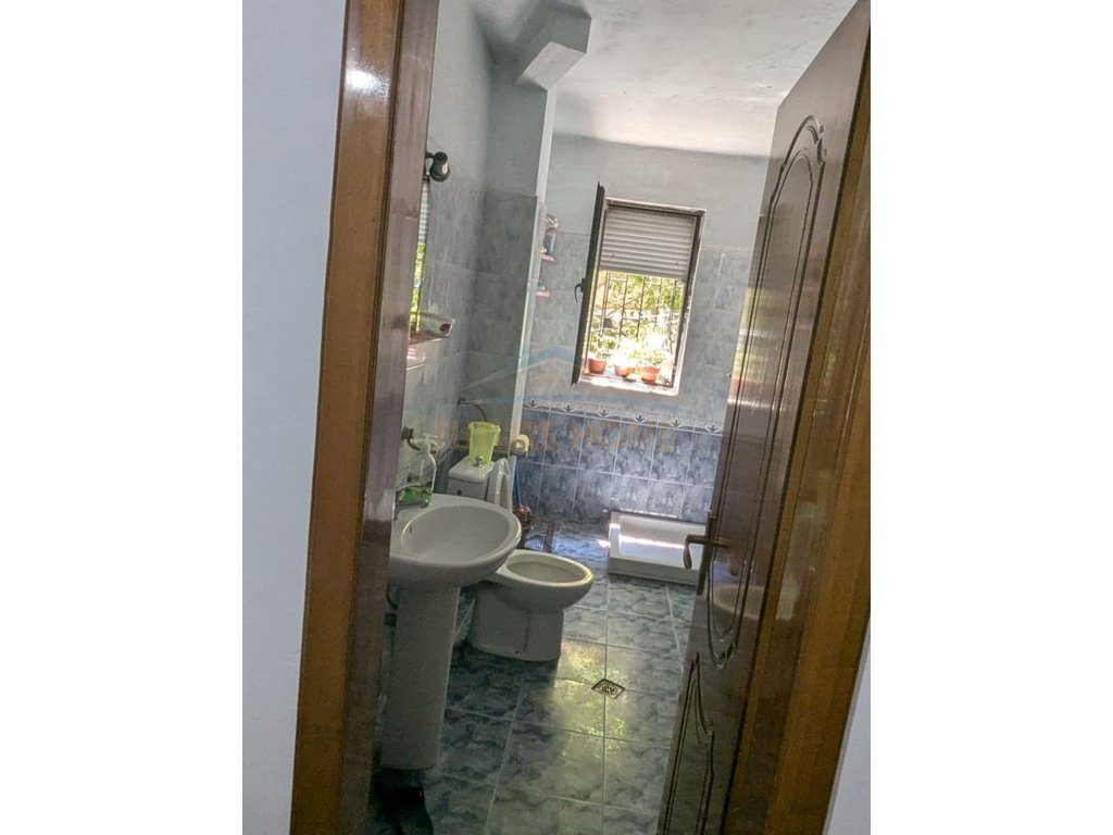 Shitet, Apartament 1+1, Ali Demi, Tiranë. 4