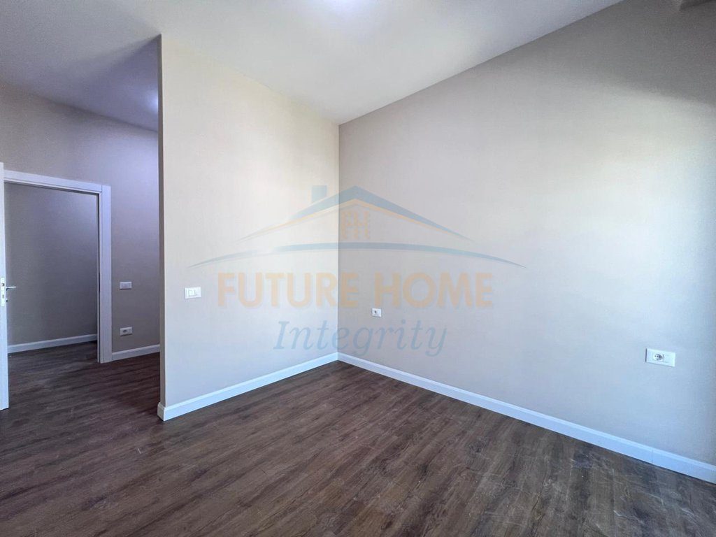 Shitet, Apartament 1+1+2 Ballkone, Porta Tirana e Re, Tiranë. 3