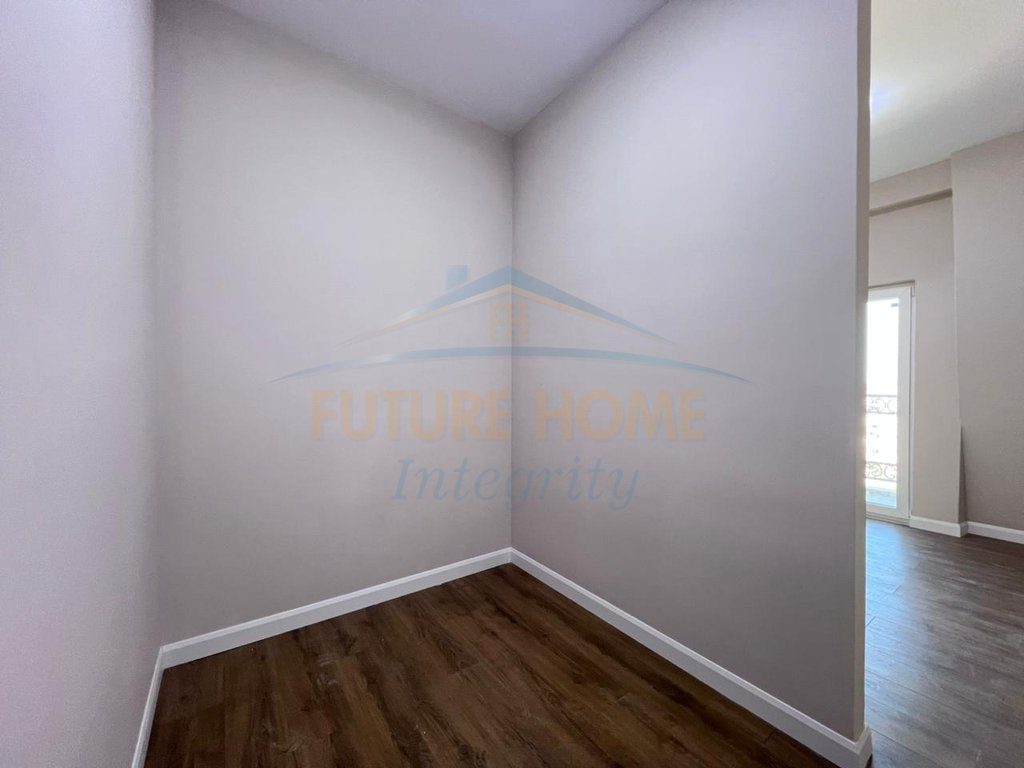 Shitet, Apartament 1+1+2 Ballkone, Porta Tirana e Re, Tiranë.