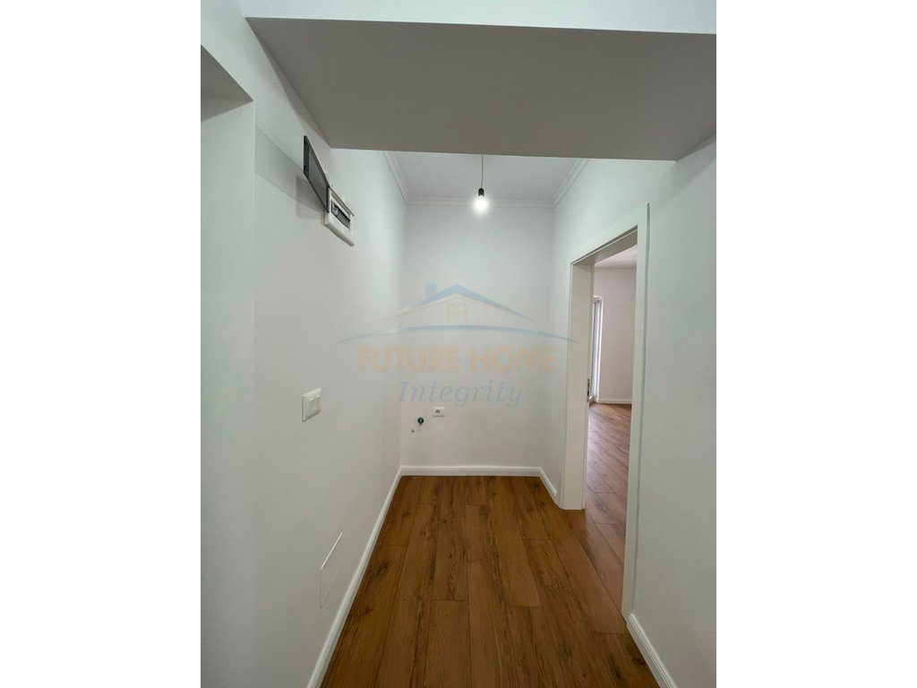 Shitet, Apartament 1+1, Shkolla e Kuqe, Tiranë. 3