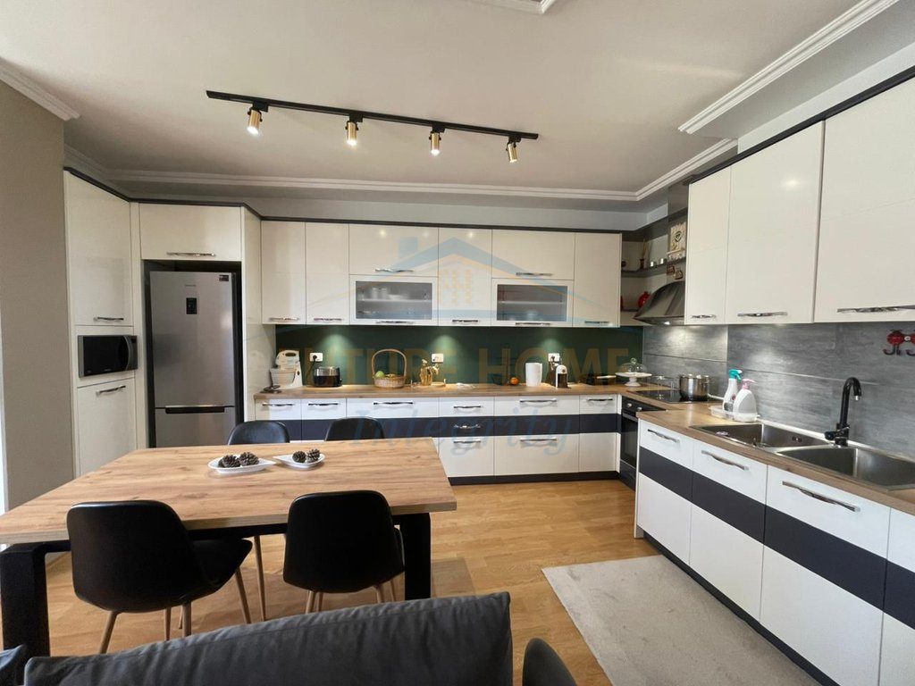 Shitet, Apartament 3+1+2, Fresk, Tiranë. 2