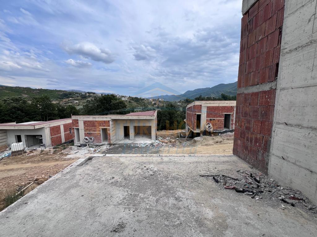Shitet, Vilë 2-Katëshe, Green Field Residence, Tiranë. 2