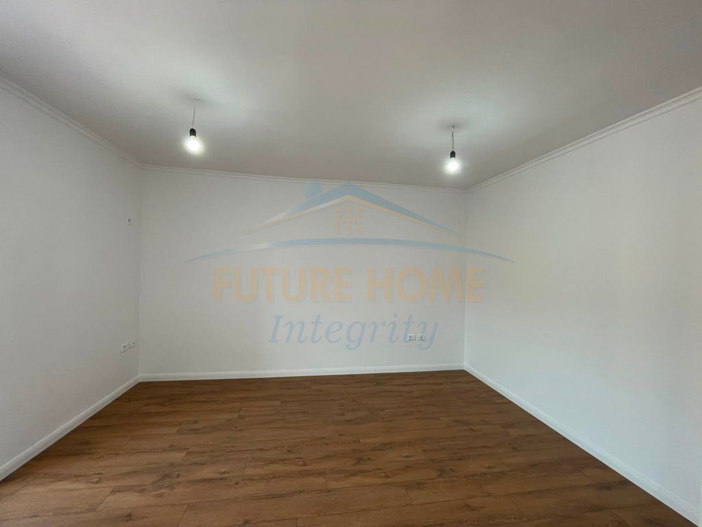 Shitet, Apartament 1+1, Shkolla e Kuqe, Tiranë.