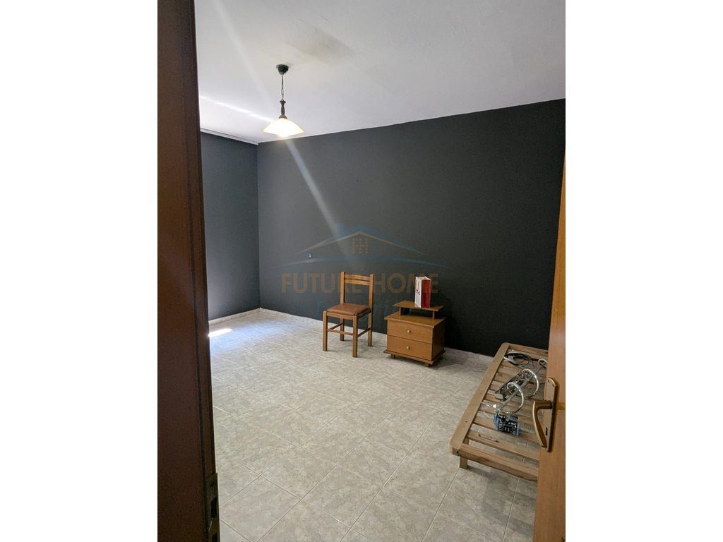 Shitet, Apartament 1+1, Ali Demi, Tiranë.