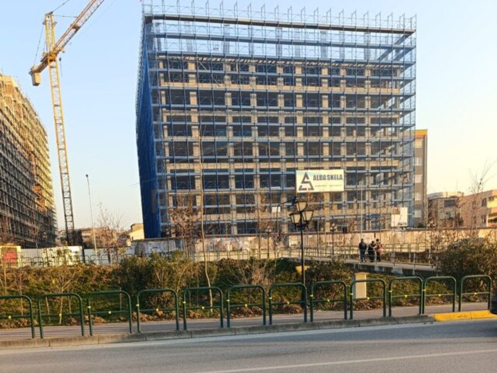 Shitet, Apartament 3+1+2+Post parkimi, Bulevardi Bajram Curri, Tiranë.