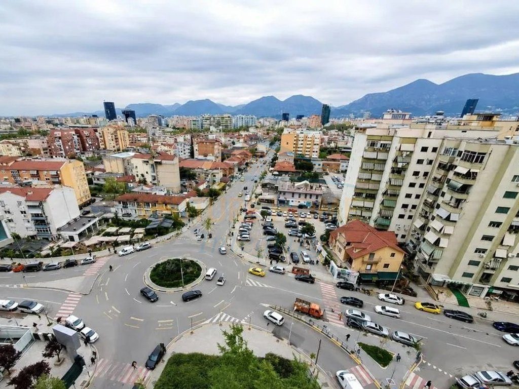 Shitet, Apartament 2+1, Komuna e Parisit, Tiranë.
