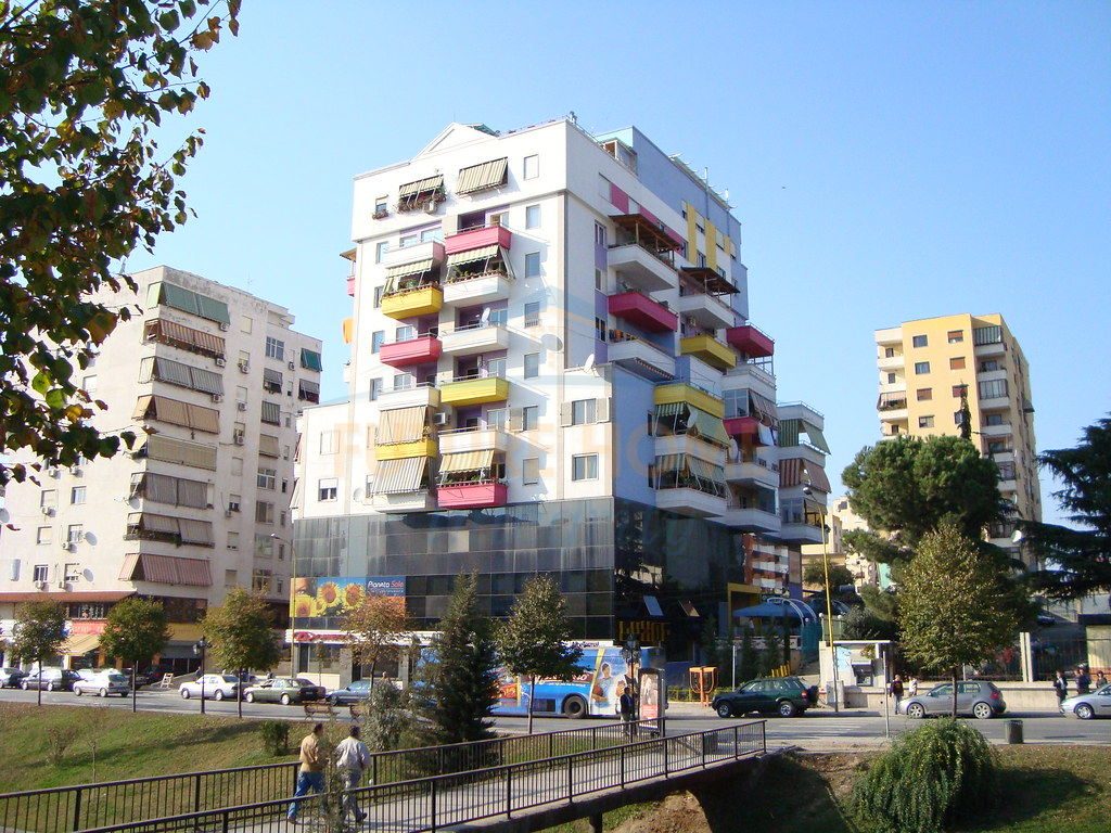 Shitet, Ambient Biznesi, Bulevardi Zhan D'ark, Tiranë.
