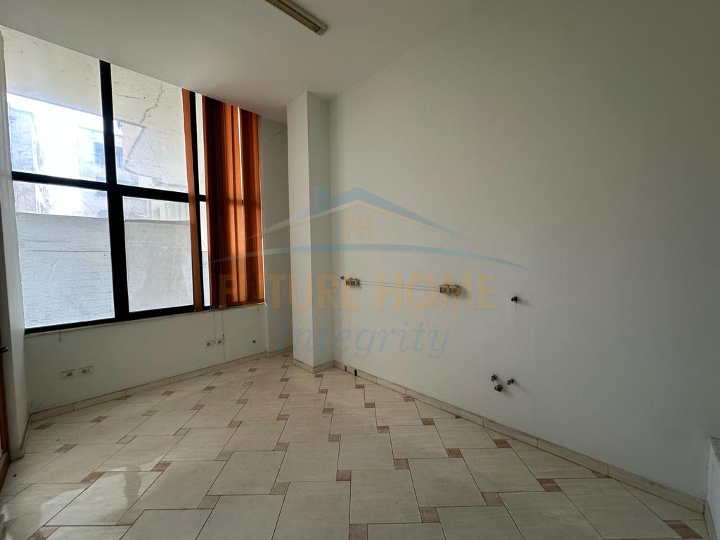 Qera, Ambient Biznesi, Rruga Vllazën Huta, Tiranë. 3