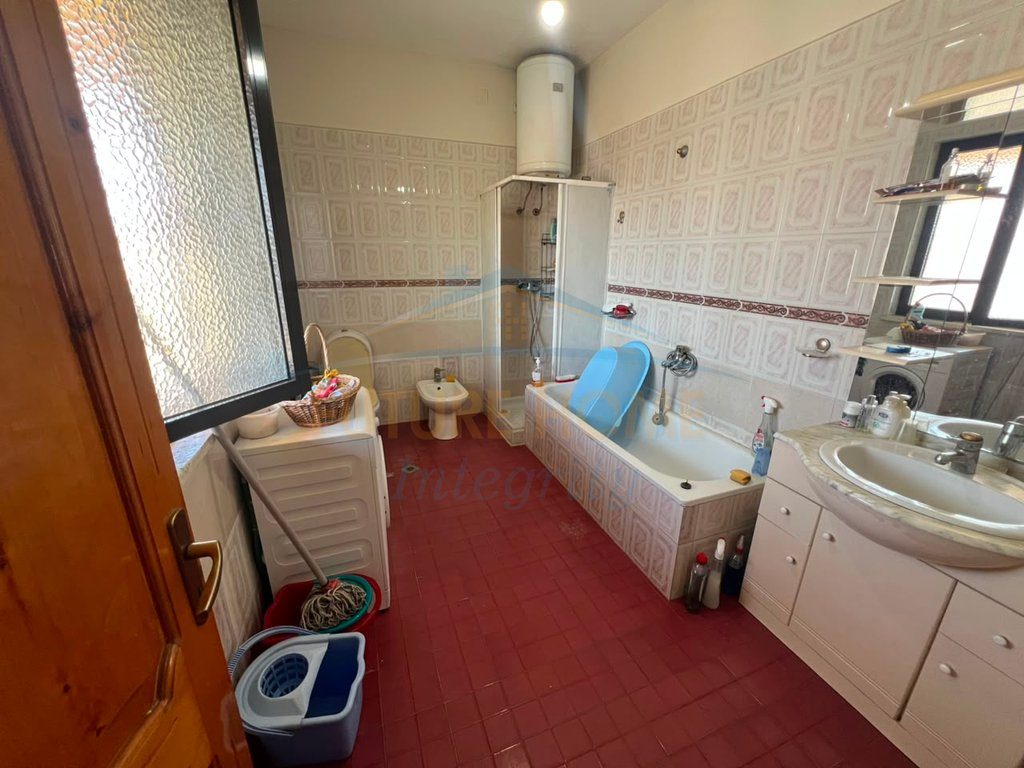 Shitet, Shtëpi private 3-Katëshe+Truall, Ish Tregu Elektrik, Tiranë.