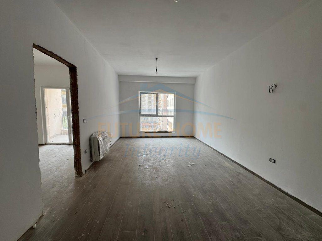 Qera, Ambient biznesi për zyra, Kompleksi Aura, Tiranë. 2