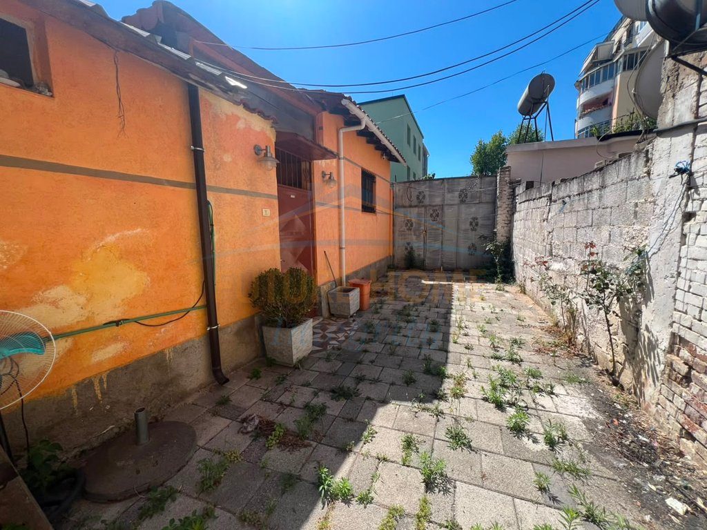 Qera, Shtëpi Private, Xhamllik, Tiranë. 2
