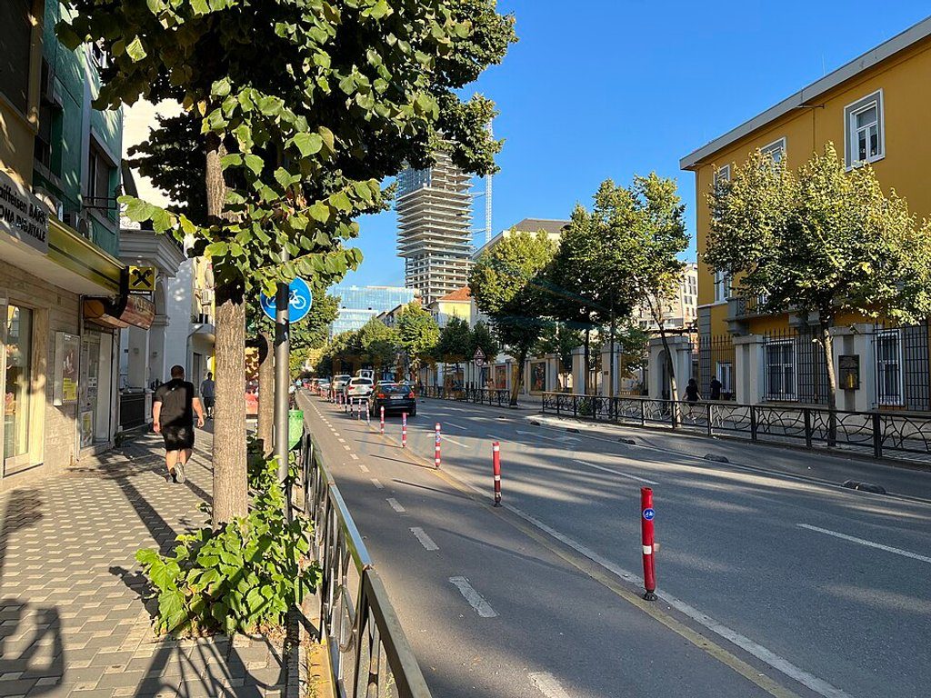 Shitet, Ambient Biznesi, Rruga e Durrësit, Tiranë.