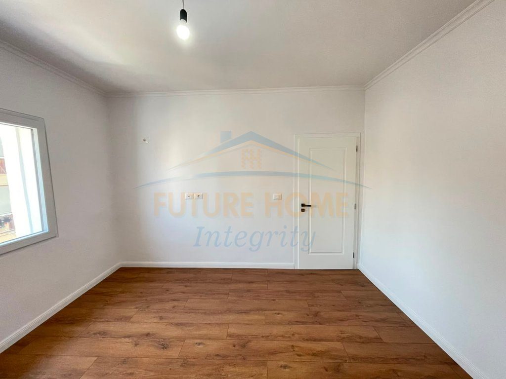 Shitet, Apartament 1+1, Shkolla e Kuqe, Tiranë. 4