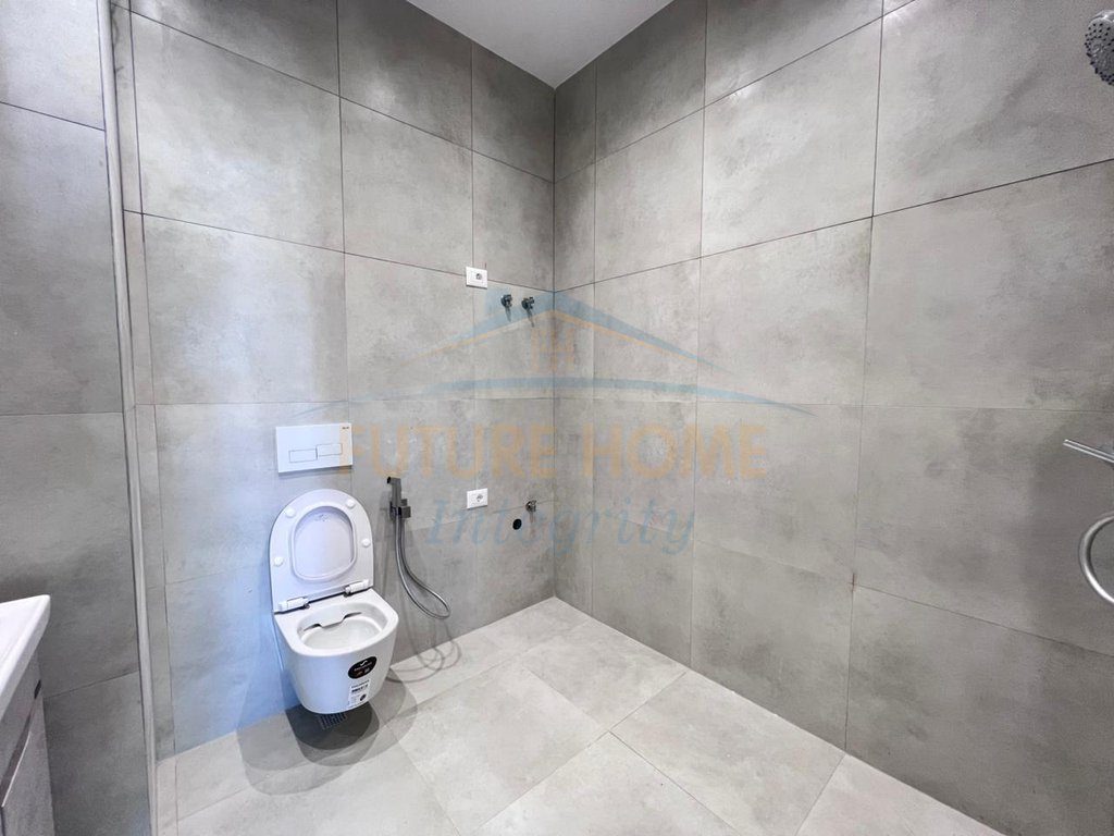 Shitet, Apartament 1+1+2 Ballkone, Porta Tirana e Re, Tiranë. 4