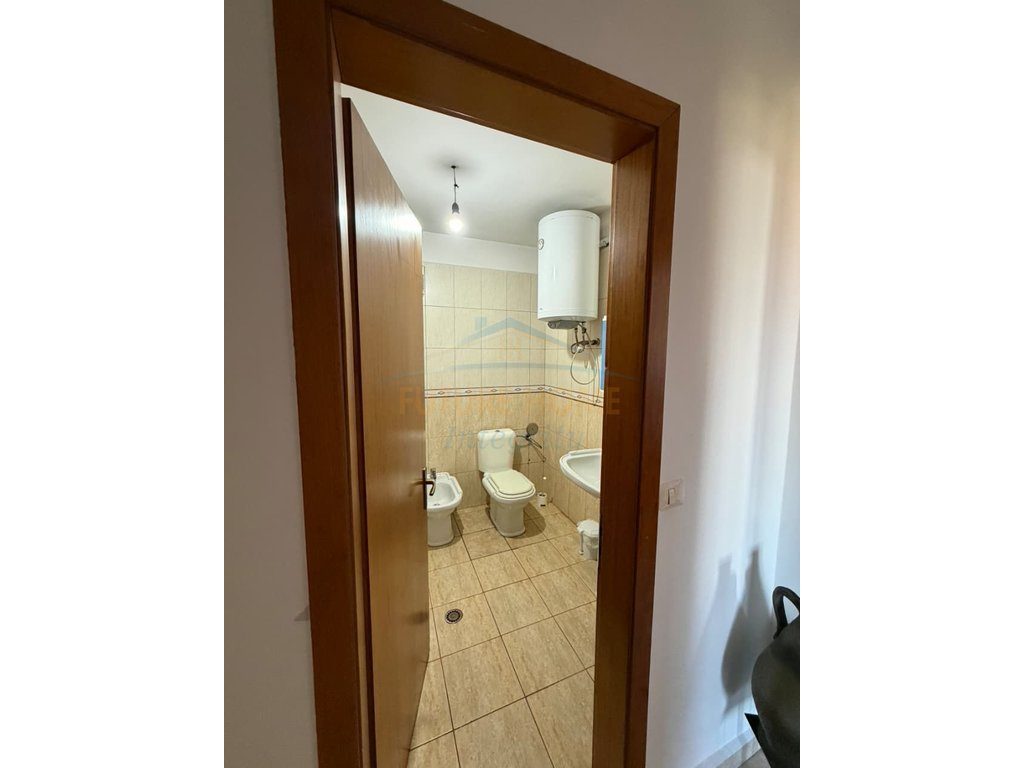 Shitet, Apartament 2+1, Kinostudio, Tiranë.