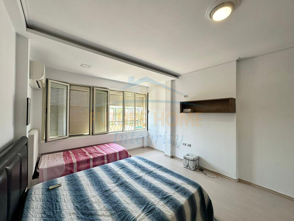 Shitet, Apartament 2+1+2, Kompleksi Grand, Tiranë. 2