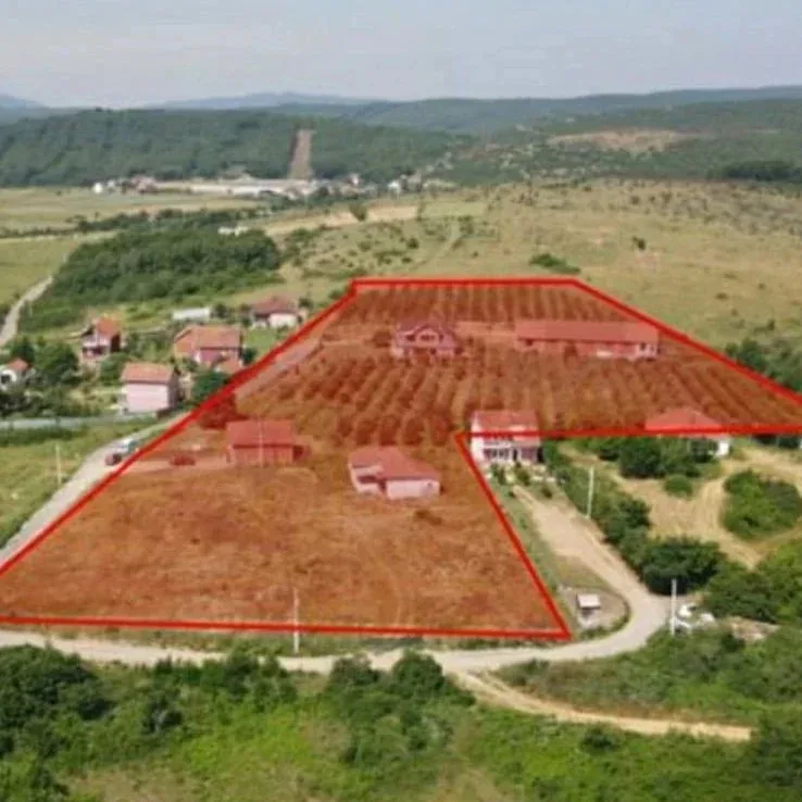 PRONË NË SHITJE NË FSHATIN BREGU I ZI ( CARRA BEG ) LIPJAN