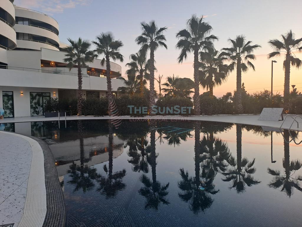 Shitet aparatament 2+1+2 me pamje nga deti ne currila durres