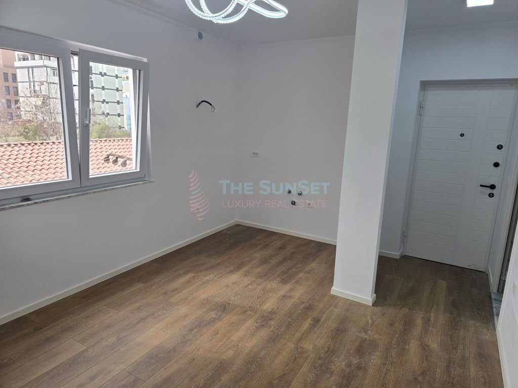 Apartament 1+1 për shitje pranë Shkollës së Kuqe 2