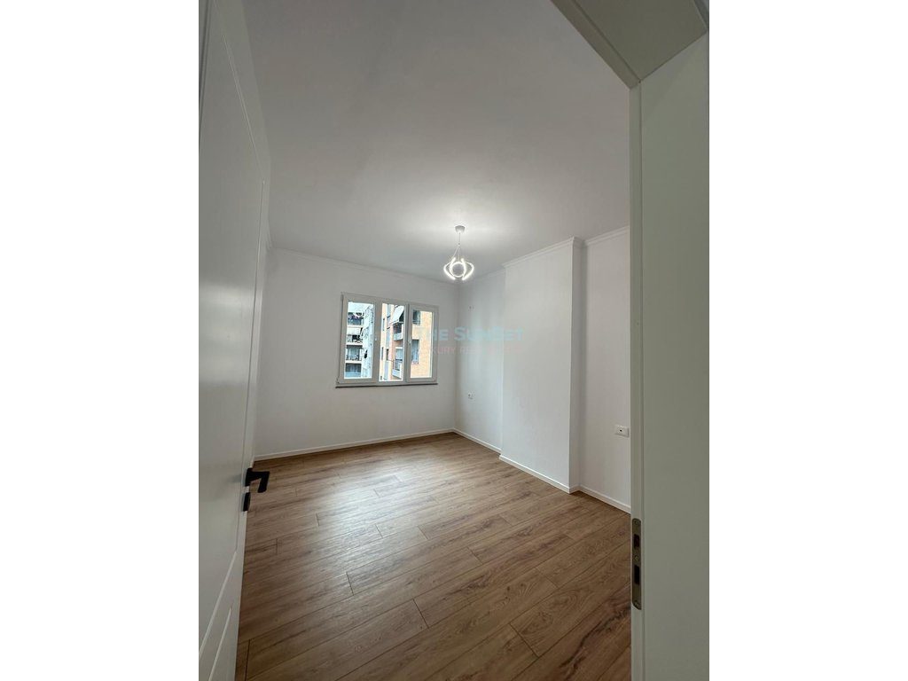 Apartament 2+1+2 për shitje në zonën e Astirit