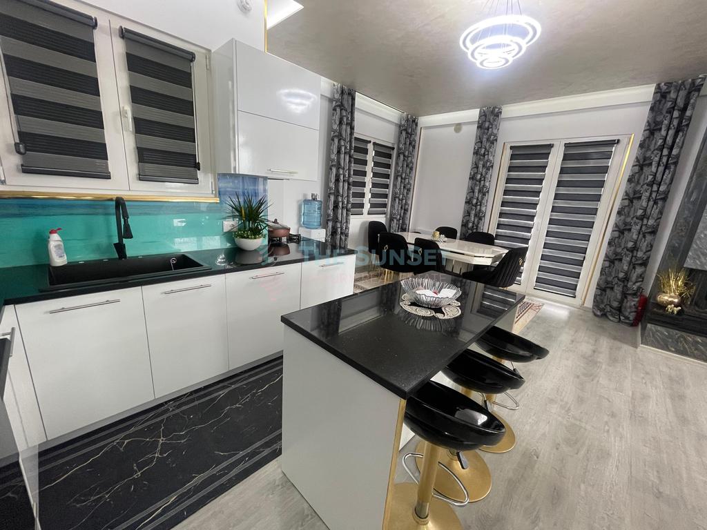 Vilë 3-Katshe Luxury për shitje me Pamje nga Deti në Golem 3