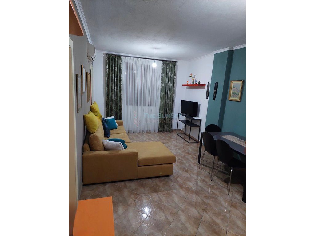 Apartament 1+1 për shitje në zonën e Shkëmbit të Kavajës