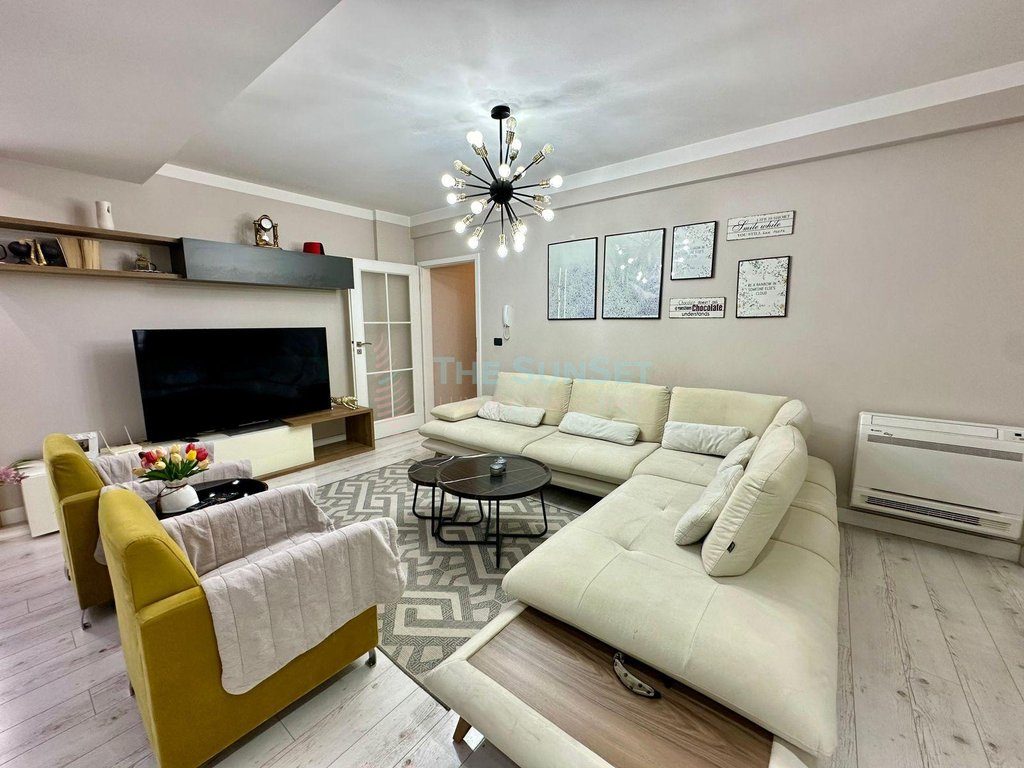 Apartament 2+1+2 për shitje në zonën e Astirit 2