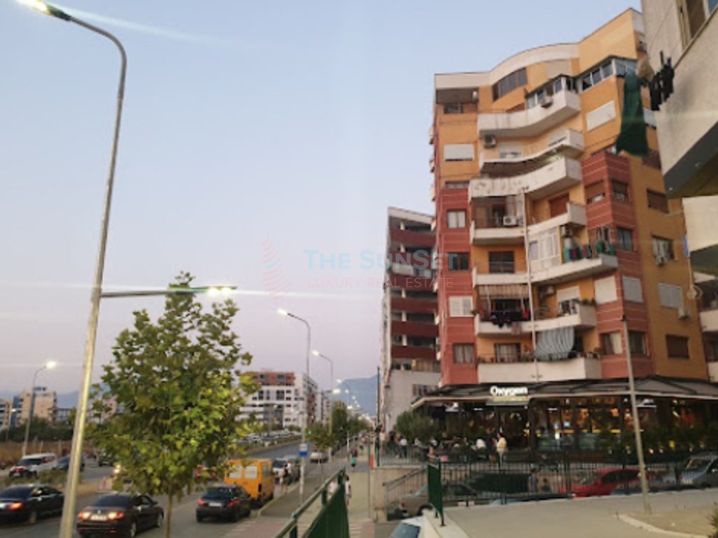 Ambjent për shitje në zonën e Kasharit 1